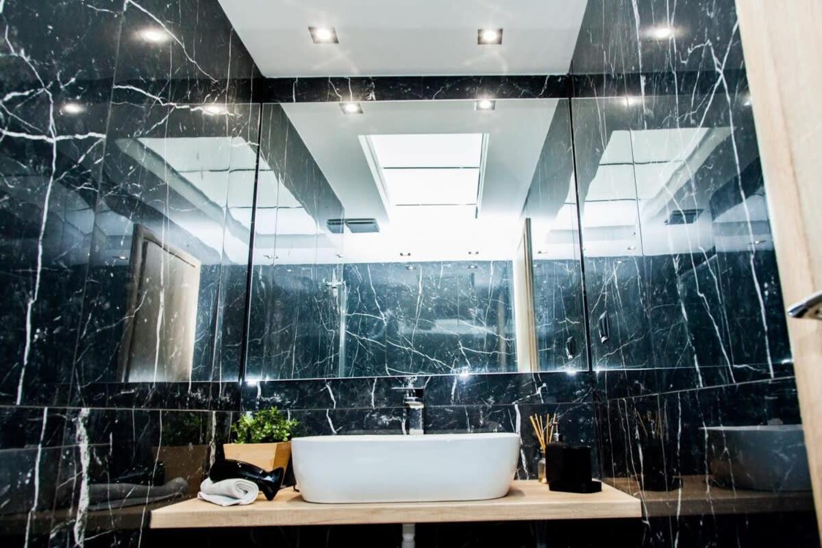 Contemporary And Chic Apartment In Central アテネ エクステリア 写真